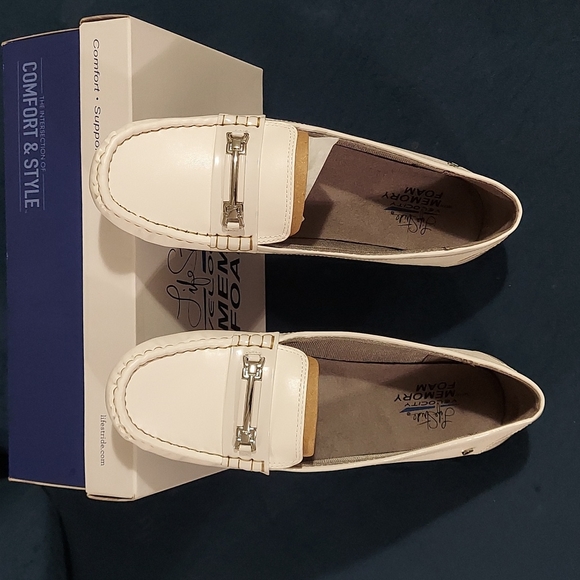 Comfort Flats - Picture 2 of 9